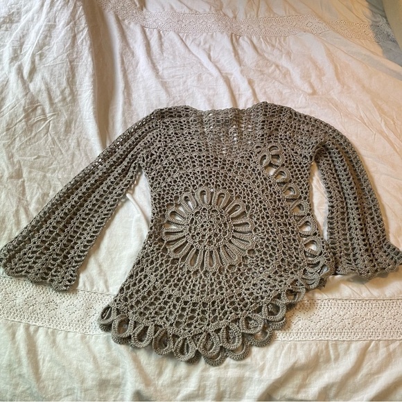 Soft Surroundings MEDIUM Asymmetrical Gray Knitted Top crochet floral sweater - Picture 4 of 5